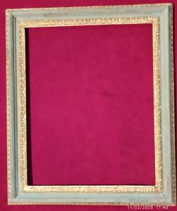 Cornice neoclaccica sagoma a guscia laccata avorio e profilo intagliato e dorato luce cm.28 x 40.5 fine XVIII° sec.
